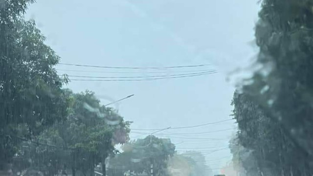 Nghệ An: nhiều tuyến đường tại Vinh "thất thủ" vì mưa ngập sâu