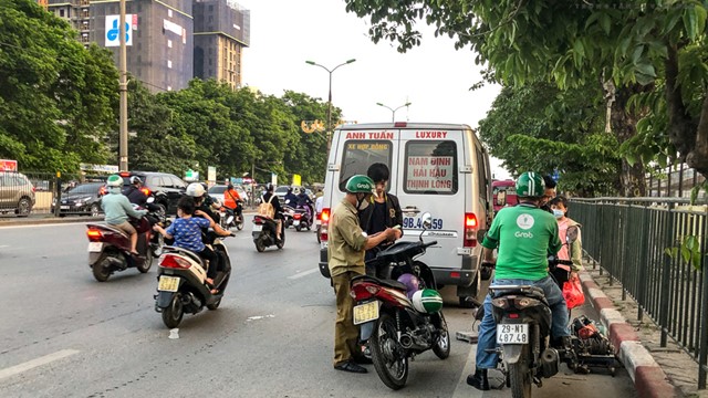 Vẫn loay hoay với xe dù, bến cóc