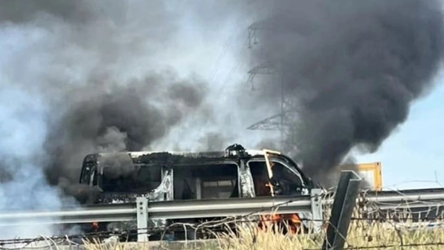 Xe cứu thương cháy dữ dội trên cao tốc