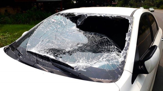 Xác minh thông tin đập phá xe ô tô sau va chạm giao thông