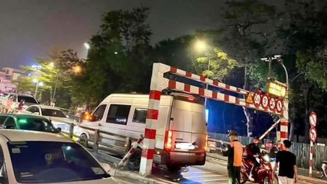 Phạt 5 triệu đồng với tài xế điều khiển xe mắc kẹt tại barie cầu vượt Thái Hà