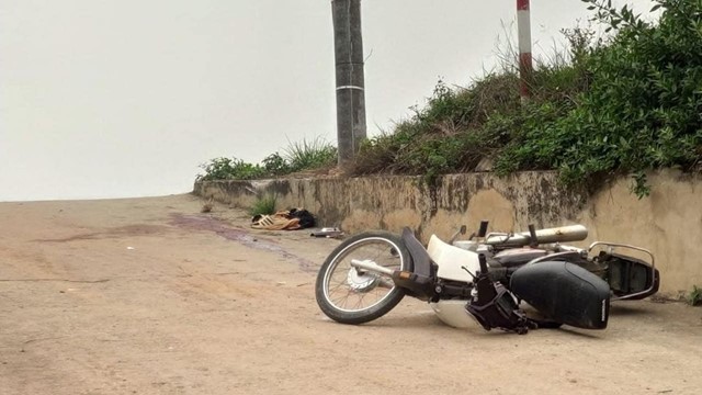 Xe máy lao vào vỉa bê tông, 2 người tử vong