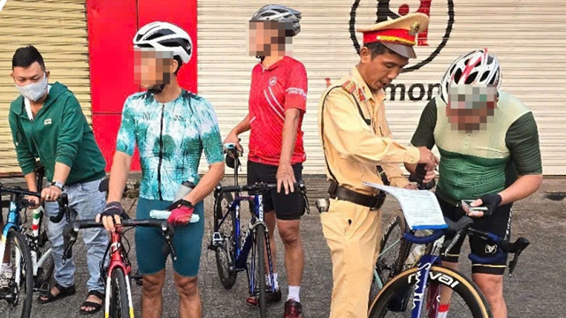 Đi xe đạp vượt đèn đỏ, 5 người bị xử phạt