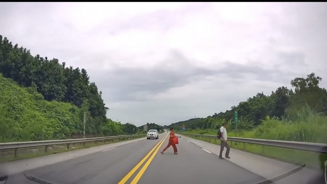 Người đi bộ vi phạm quy tắc giao thông đường bộ sẽ bị xử lý như thế nào?