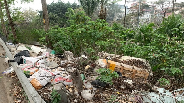 Rác thải rắn bừa bãi trên các tuyến vành đai