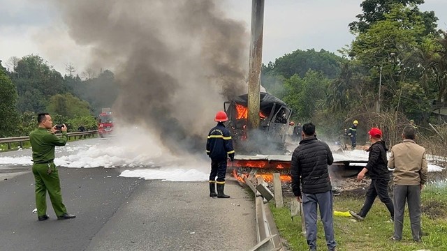 Cháy xe bồn chở xăng trên cao tốc, 1 người tử vong