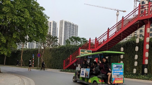 Xe điện “hai không” vô tư qua lại trước cổng ủy ban và công an phường