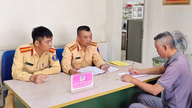 Xử lý tài xế ô tô cố tình vượt đường sắt làm hỏng rào chắn ở Hải Phòng