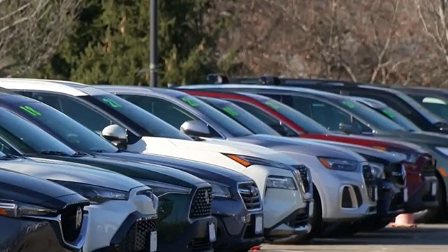 Ông Trump xem xét miễn trừ thuế ô tô nhập khẩu để các hãng có thời gian chuyển nhà máy về Mỹ