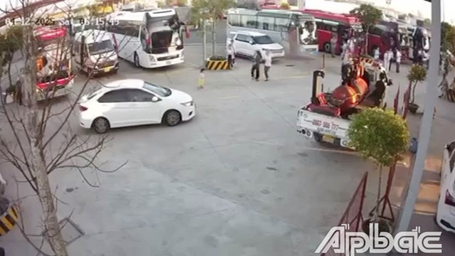 Bé gái bị ô tô tông tử vong tại trạm dừng chân cao tốc