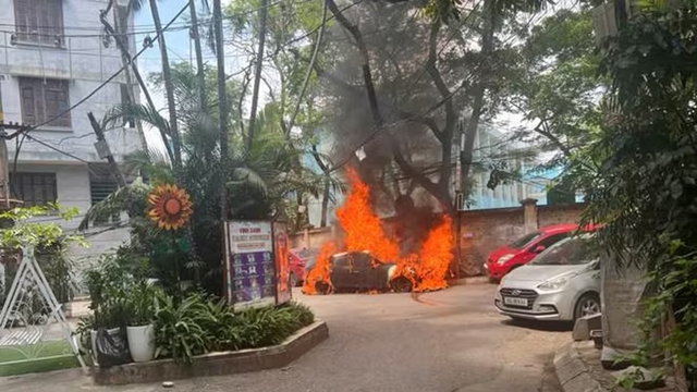 Ô tô đang đỗ trong ngõ ở Hà Nội bất ngờ bốc cháy dữ dội