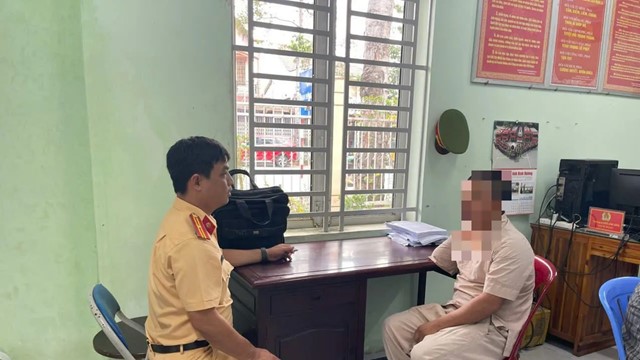 Xử phạt, tịch thu phương tiện của người đàn ông khuyết tật, đi xe như “diễn xiếc”