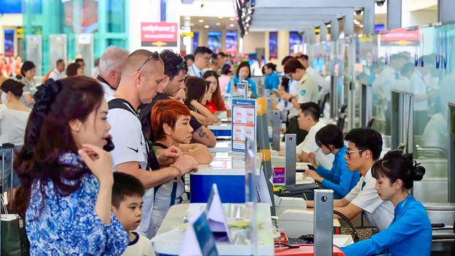 Hành khách tấp nập tới Sân bay Nội Bài trước kỳ nghỉ lễ 30/4 – 1/5