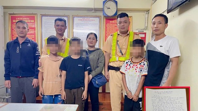 Hà Nội: 3 cháu bé đi lạc được CSGT hỗ trợ trở về với gia đình