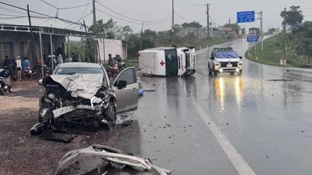 Đắk Nông: xe cứu thương va chạm với xe con làm 4 người bị thương