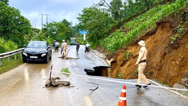 "Hố tử thần" xuất hiện trên quốc lộ sau trận mưa lớn