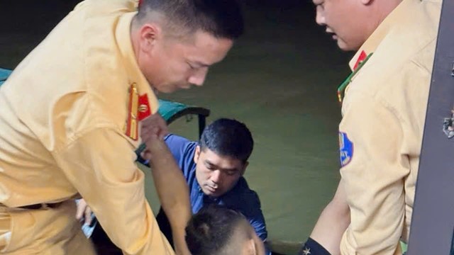 Kịp thời cứu sống nam thanh niên đuối nước trên sông Đuống