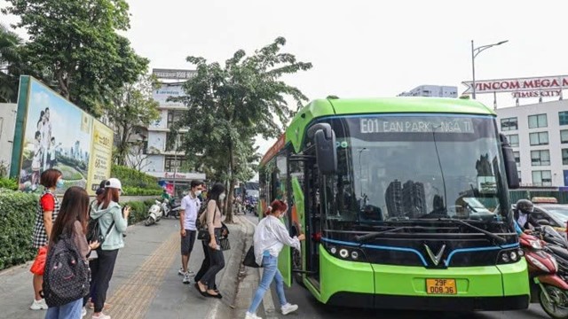 Vận hành thí điểm tuyến buýt điện Kim Mã - Đông Anh