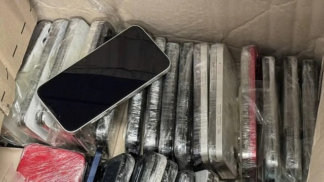 Bóc trần thủ đoạn vận chuyển lậu điện thoại qua đường hàng không tại sân bay Nội Bài