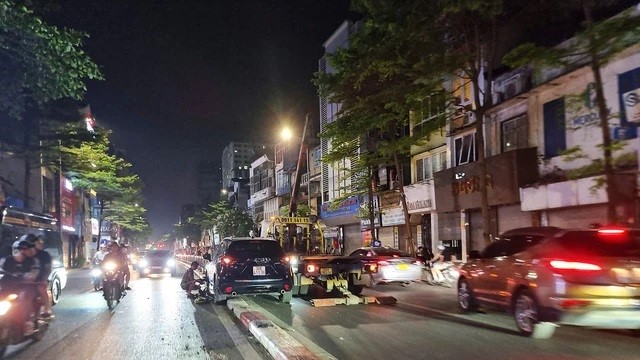 Ô tô húc đổ chục mét dải phân cách trên phố Tây Sơn