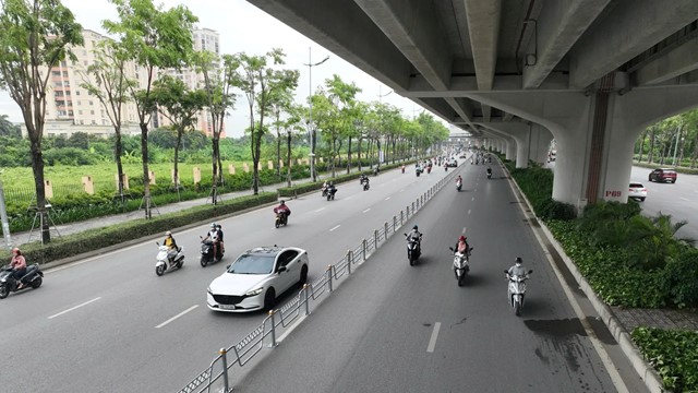 Dựng dải phân cách phân làn đường Võ Chí Công và Phạm Văn Đồng