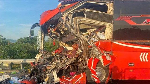 Tạm giữ tài xế container trong vụ tai nạn trên cao tốc khiến 2 người tử vong