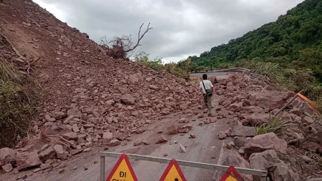 Đường lên Cửa khẩu quốc tế La Lay ách tắc do sạt lở đất