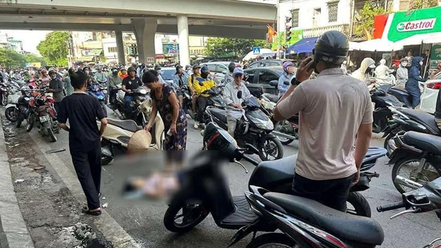 Ô tô con gây tai nạn liên hoàn rồi đâm vào gốc cây