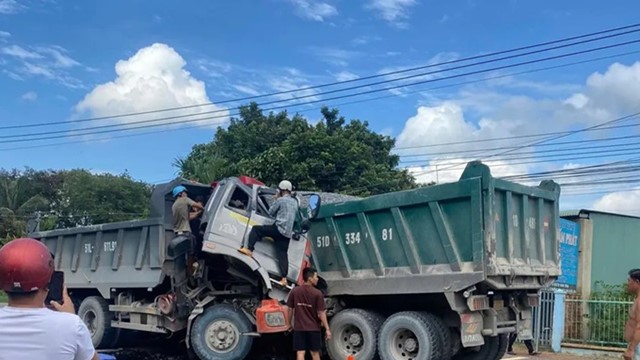 TP Hồ Chí Minh: 2 xe ben đấu đầu, một tài xế tử vong tại chỗ