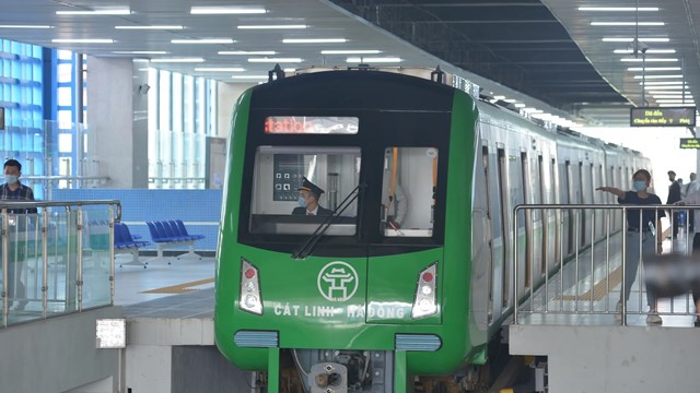 Người dân Hà Nội đi tàu điện bằng vé ảo từ ngày 1/8