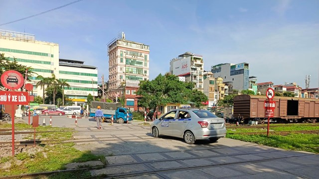 Tai nạn rình rập từ lối đi dân sinh qua đường sắt ở Định Công
