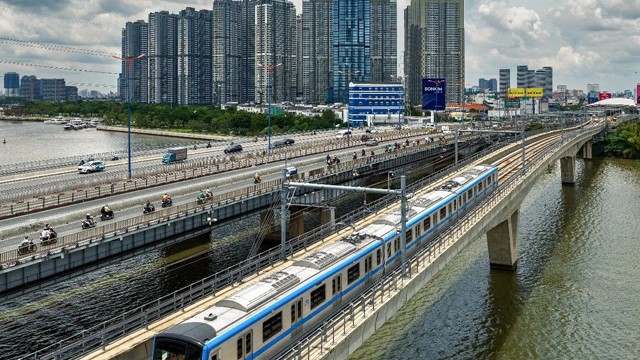 TP Hồ Chí Minh thí điểm cho mang xe đạp gấp lên tàu metro số 1