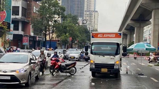 Người phụ nữ tử vong dưới gầm xe tải ở Hà Đông