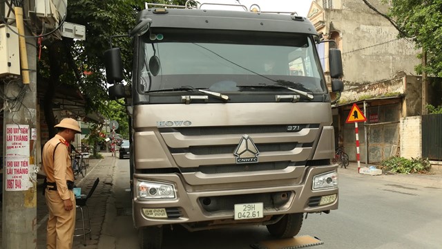 Phạt nghiêm xe quá tải cửa ngõ phía Nam Thủ đô