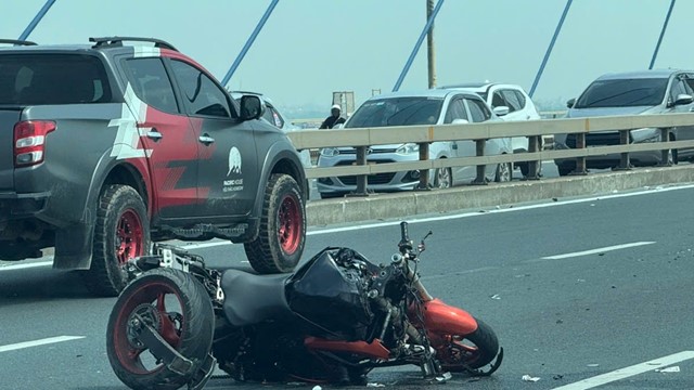 Người nước ngoài tử vong cạnh mô tô phân khối lớn trên cầu Nhật Tân