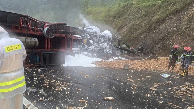 Gia Lai: sau va chạm với xe tải, xe đầu kéo bốc cháy dữ dội 