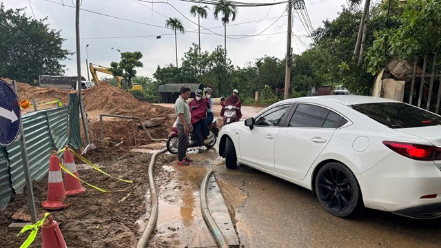 Đường 312 bị sụt, lún mất an toàn do thi công kênh dẫn nước