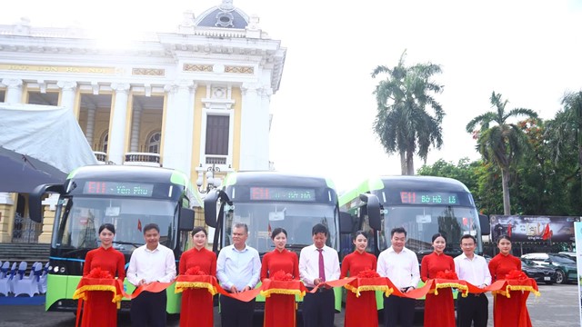 Hà Nội: vận hành tuyến buýt miễn phí E11