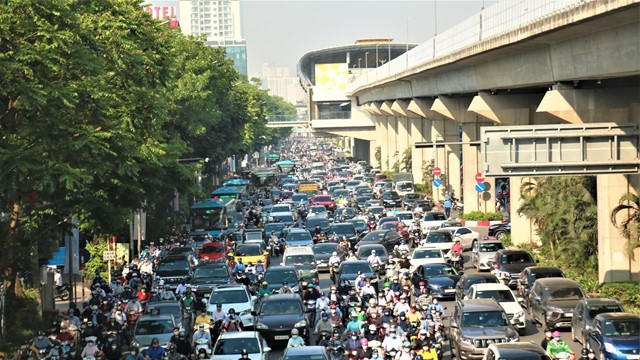 Hà Nội cần nghiên cứu sử dụng xe buýt 4 cửa