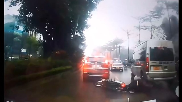 Xe máy trượt ngã vào gầm ô tô cực nguy hiểm
