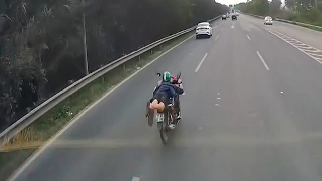 Khởi tố tài xế vừa nằm vừa lái xe trên Đại lộ Thăng Long