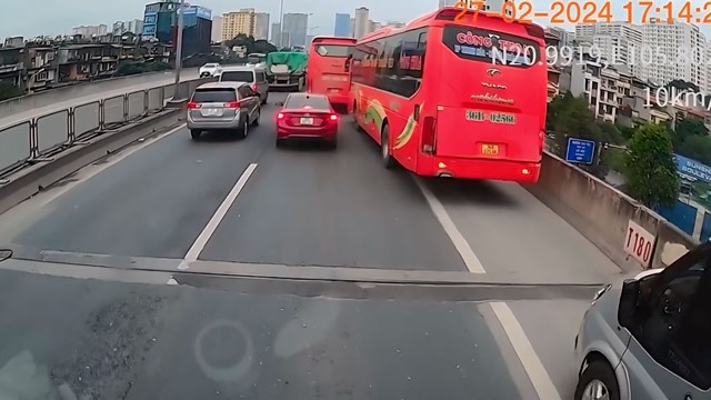 Xe khách đi vào làn khẩn cấp, tạt đầu xe con trên Vành đai 3 trên cao