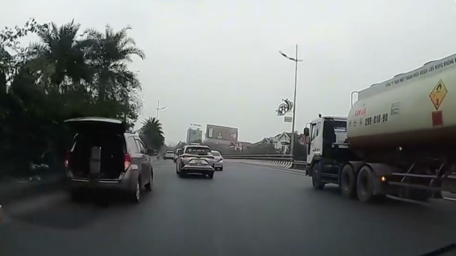 Ô tô dừng thay lốp trên làn đường có vận tốc tối đa 90km/h