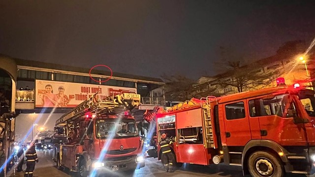 Chi tiết vụ nam thanh niên nằm trên mái cầu vượt đi bộ do trục trặc với vợ ngày 8/3