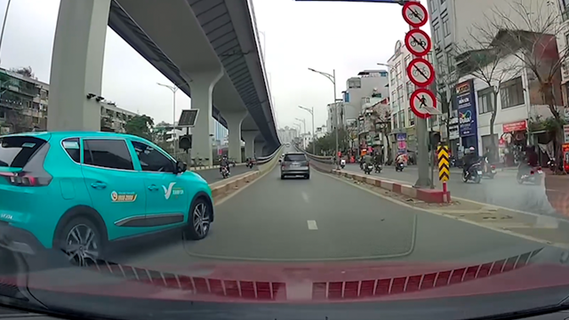Taxi tạt đầu, giành đường ngay lối lên Vành đai 2 trên cao