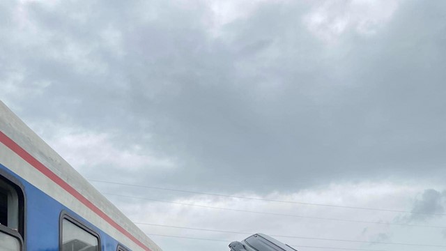 Tai nạn nghiêm trọng giữa tàu SE8 và ô tô đầu kéo 