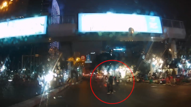 Dắt trẻ em đi bộ qua đường ngay chân cầu vượt