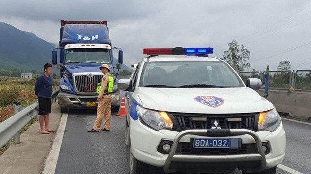 Lái xe container đi vào đường cấm, đâm xe tuần tra của cảnh sát giao thông