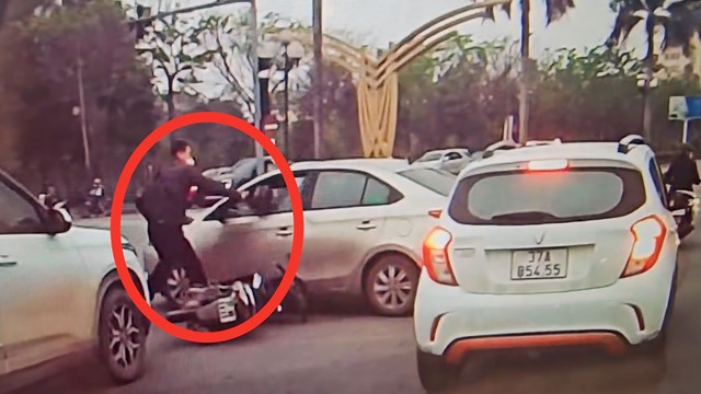 Va chạm giao thông, nam thanh niên trực tiếp đập vỡ kính ô tô