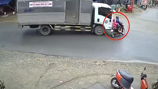 Sang đường không quan sát, xe máy chở trẻ em bị xe tải tông